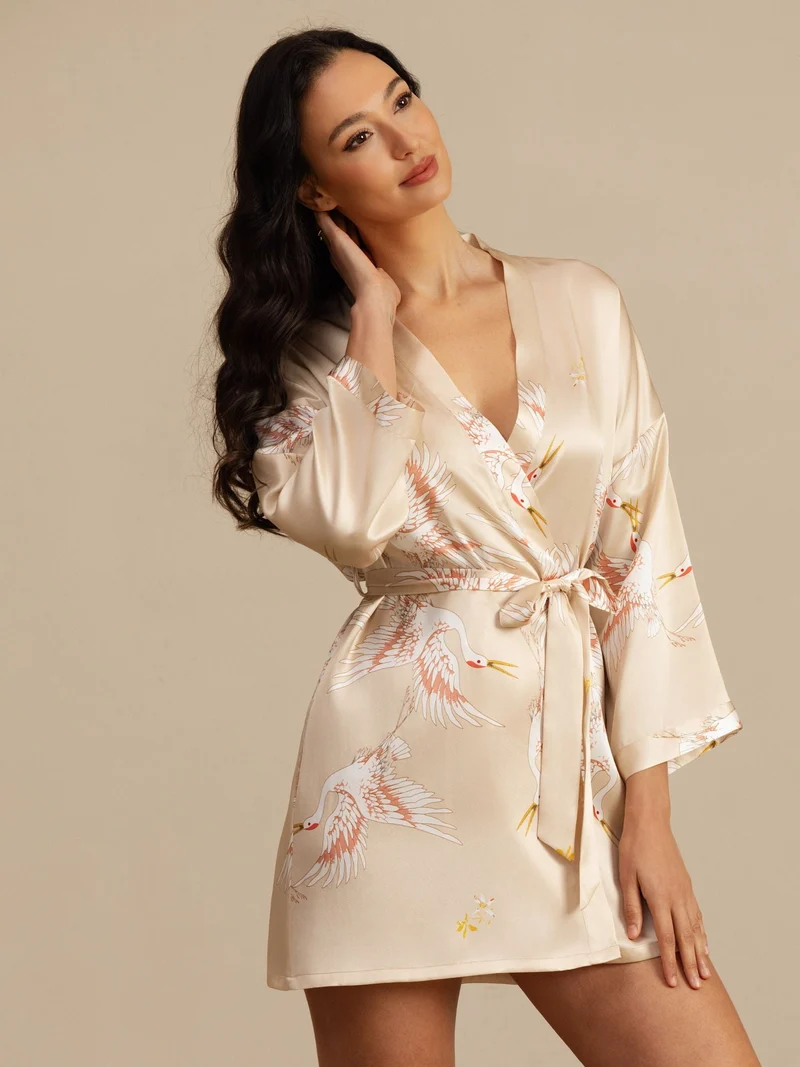 19 Momme 100% Maulbeerseide kurzer Damen-Wickelkimono mit Kranichmuster und 3/4-Ärmeln