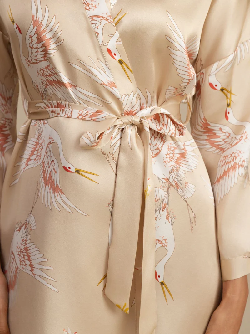 19 Momme 100% Maulbeerseide kurzer Damen-Wickelkimono mit Kranichmuster und 3/4-Ärmeln
