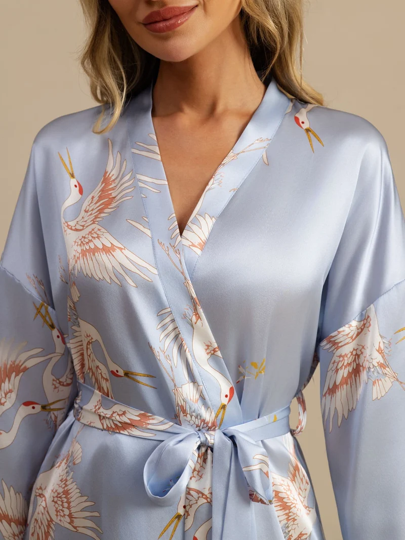 19 Momme 100% Maulbeerseide kurzer Damen-Kimono mit Kranichmuster und 3/4-Ärmeln