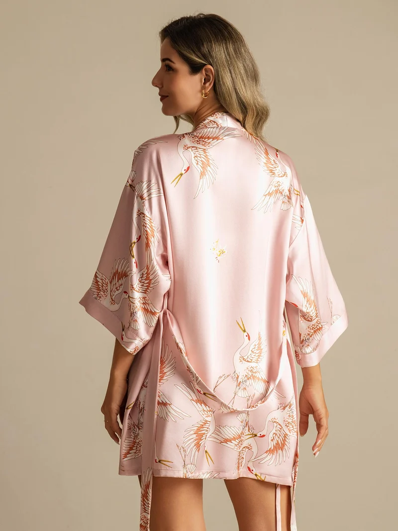 19 Momme 100% Maulbeerseide kurzer Damen-Kimono mit Kranichmuster und 3/4-Ärmeln