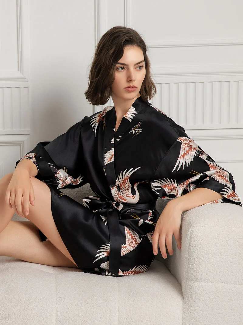 19 Momme 100% Maulbeerseide kurzer Damen-Kimono mit Kranichmuster und 3/4-Ärmeln