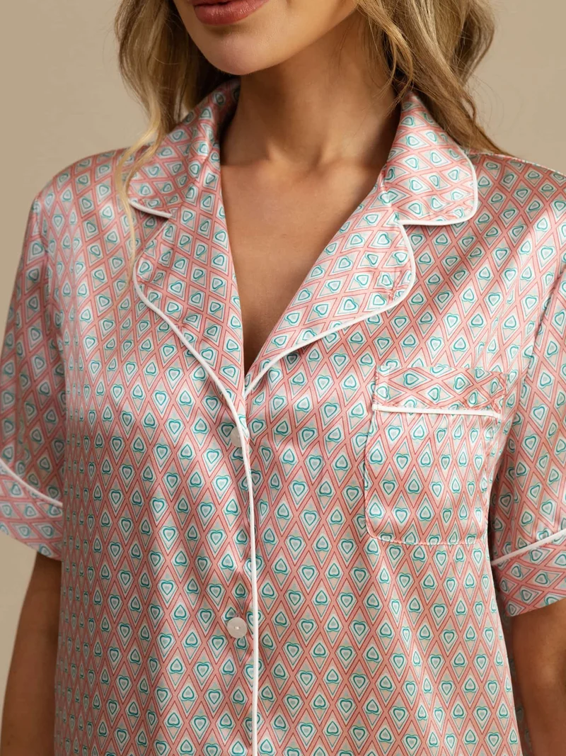 100% Maulbeerseide Damen-Kurzarm-Pyjama-Set mit geometrischem Muster sowie Reverskragen und Hose