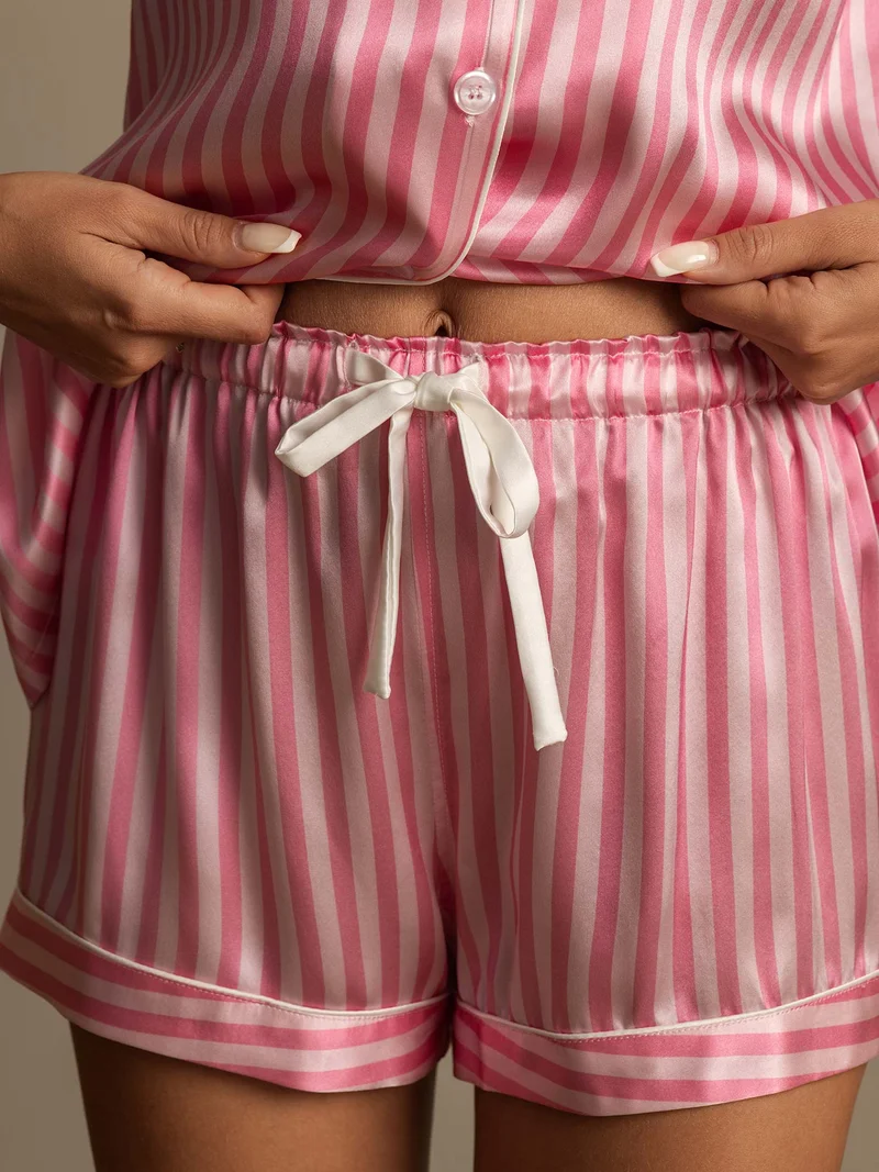 100% Maulbeerseide Damen-Kurzarm-Pyjama-Set mit Streifenmuster sowie Reverskragen und Shorts