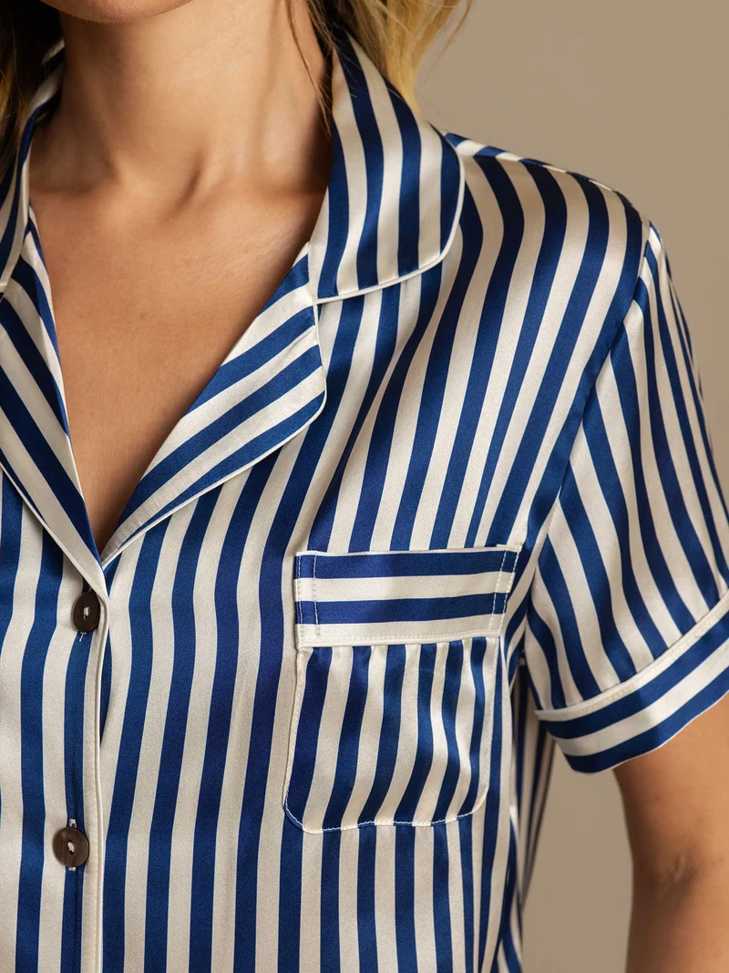 100% Maulbeerseide Damen-Kurzarm-Pyjama-Set mit Streifenmuster sowie Reverskragen und Shorts