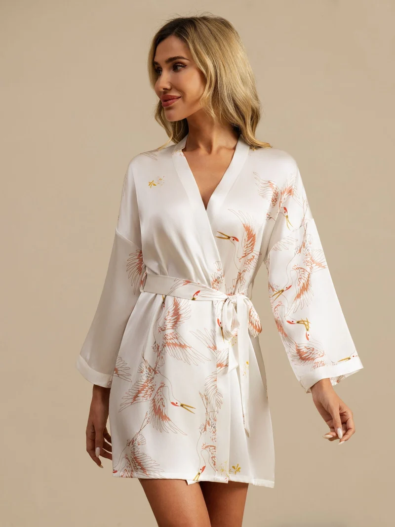 19 Momme 100% Maulbeerseide kurzer Damen-Kimono mit Kranichmuster und 3/4-Ärmeln