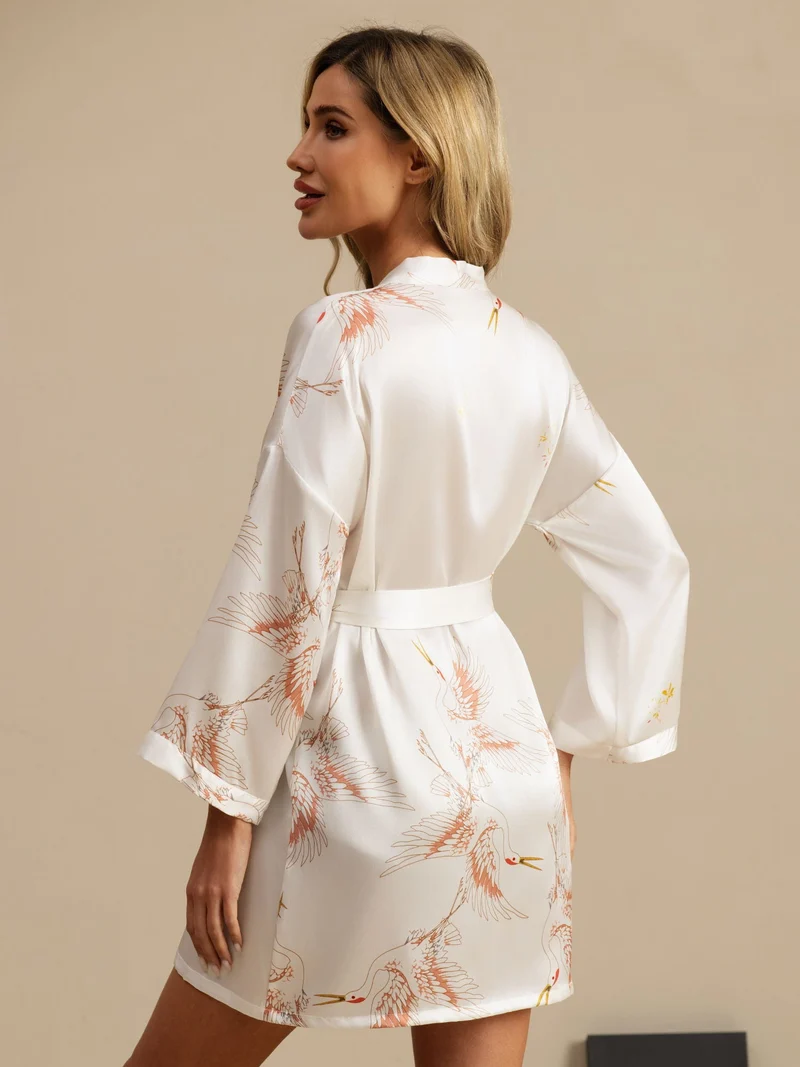 19 Momme 100% Maulbeerseide kurzer Damen-Kimono mit Kranichmuster und 3/4-Ärmeln