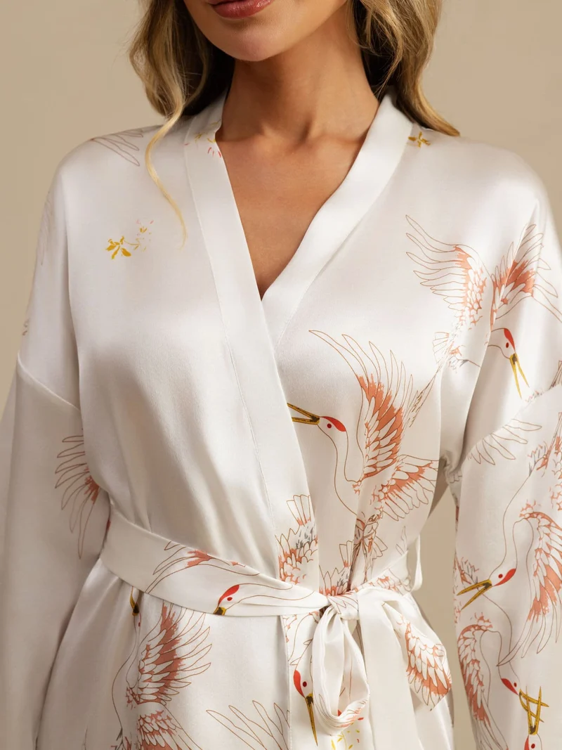 19 Momme 100% Maulbeerseide kurzer Damen-Kimono mit Kranichmuster und 3/4-Ärmeln