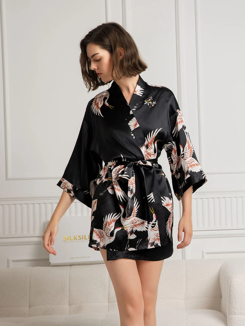 19 Momme 100% Maulbeerseide kurzer Damen-Kimono mit Kranichmuster und 3/4-Ärmeln