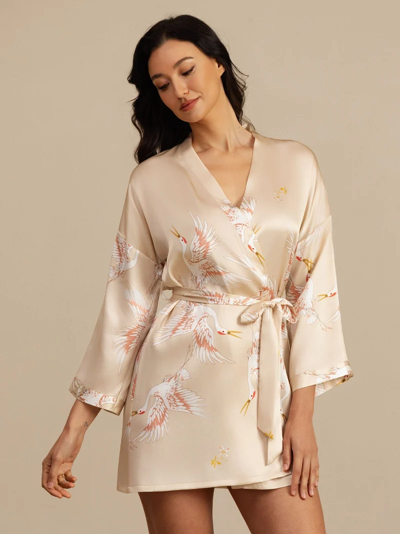 19 Momme 100% Maulbeerseide kurzer Damen-Kimono mit Kranichmuster und 3/4-Ärmeln