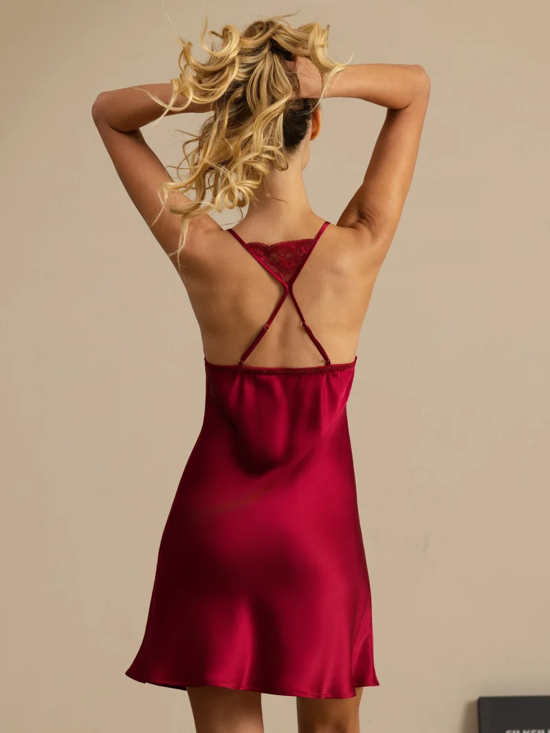 100% Maulbeerseide Chemise-Nachthemd mit Spitzenbesatz und Seitenschlitz