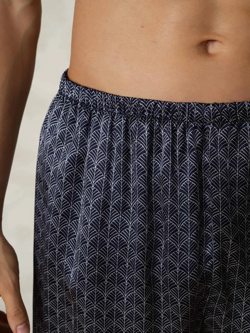 Reine Seide Herren-Schlafshorts mit marineblauem Ginkgomuster und Elastikbund